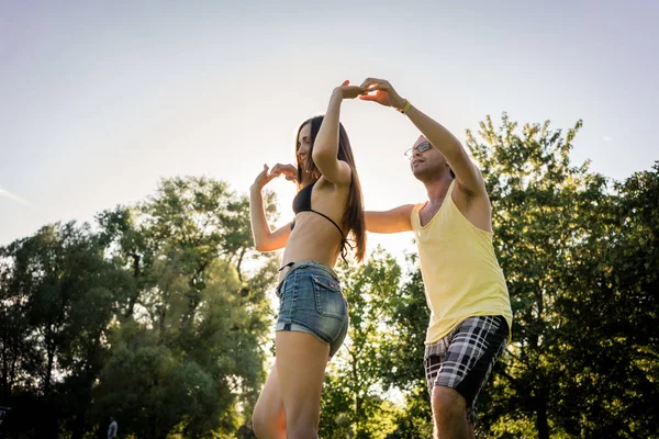 Paar tanzt Bachata im Park — Stockfoto