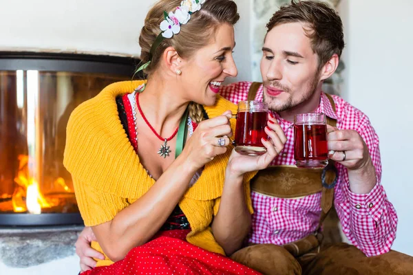 Man och kvinna dricker te — Stockfoto