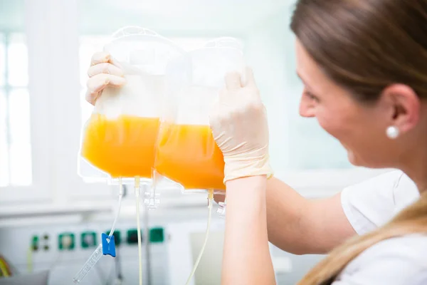 Nurse with plasma donation — Stock Photo, Image