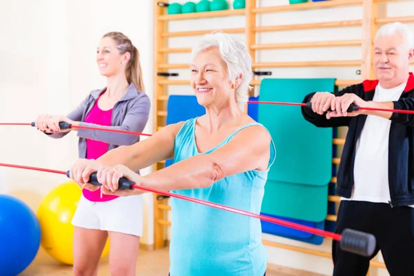 Gruppo in allenamento fitness con bar ginnico — Foto Stock