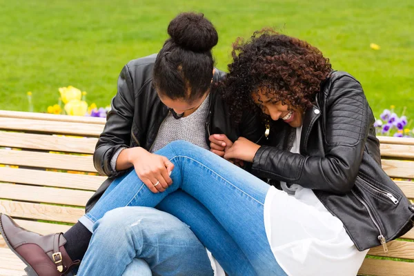 Meilleurs amis parler et s'amuser dans le parc — Photo