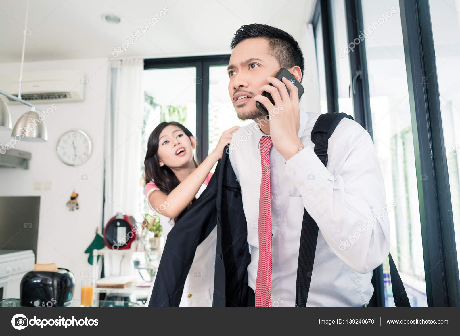 Esposa Ayudando Al Hombre A Llegar Tarde Al Trabajo Con Chaqueta Fotografia De Stock C Kzenon 139240670 Depositphotos
