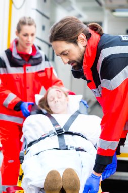 Ambulans sedye üzerinde yardım yaralı kadın