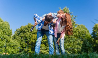 Baba taşıyan oğlu Paketle