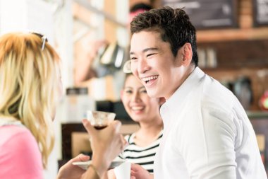 Asya kafede kahve ve eğlenceli sahip insanlar