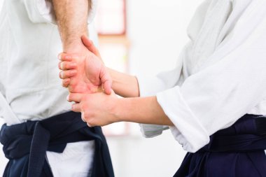 Erkek ve kadın Aikido dövüş sanatları okulda kavga