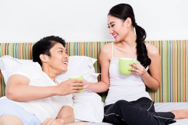 Asya çift yatak odasında kahvaltı