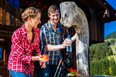 Hiking gelen dinlenme Çift