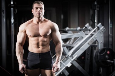 Spor salonunda vücut geliştirme yapan güçlü erkek