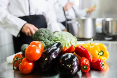 Aşçılar yemek hazırlama 