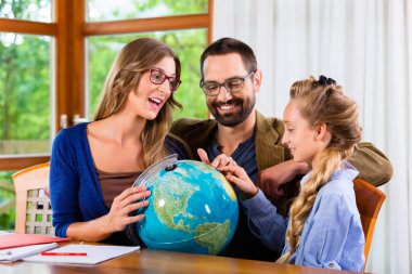 Ebeveynler kızına ev ödevinde yardım ediyor 
