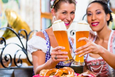 Bavyera pub buğday bira ile toasting kadınların