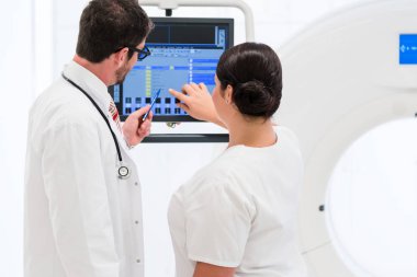 Doktor ve hemşire Ct tarama verilerini çözümleme