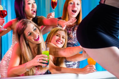 Striptiz kulübü süslü kokteyller ile sarhoş kadınlar