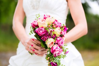 Gelin elbise gelin buketi ile 