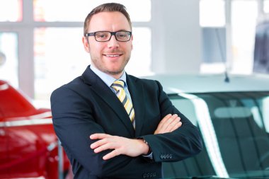 Satıcı satan otomobili 