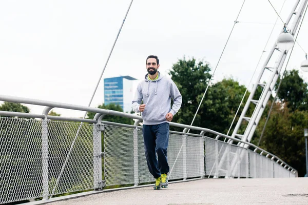 Uomo che corre in città — Foto Stock