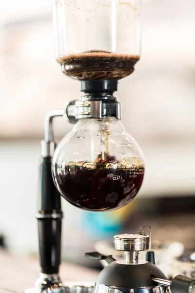 DROPP kaffebryggare i super hip kafé — Stockfoto