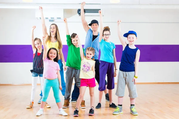 Profesora de danza y niños en clase de fitness — Foto de Stock