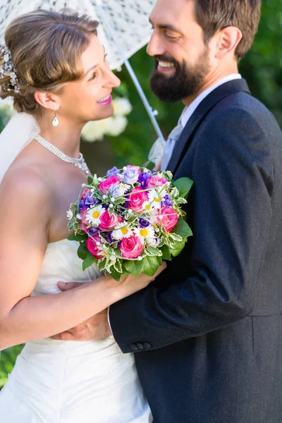 Casal nupcial abraçando uns aos outros — Fotografia de Stock