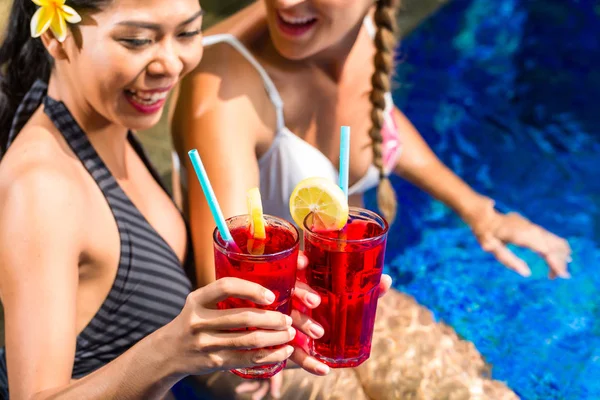 Mujer en Asian hotel pool drinking cocktails — Foto de Stock