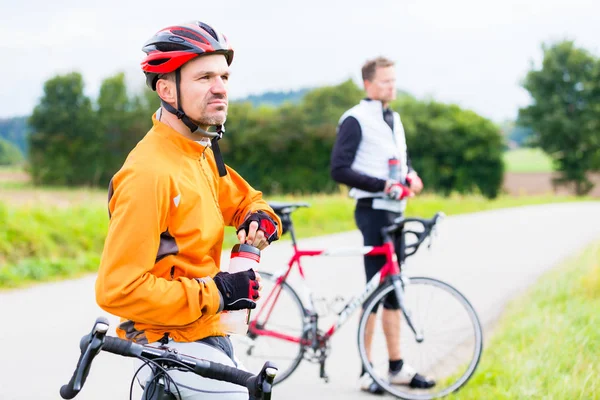 Dois ciclistas desportivos — Fotografia de Stock