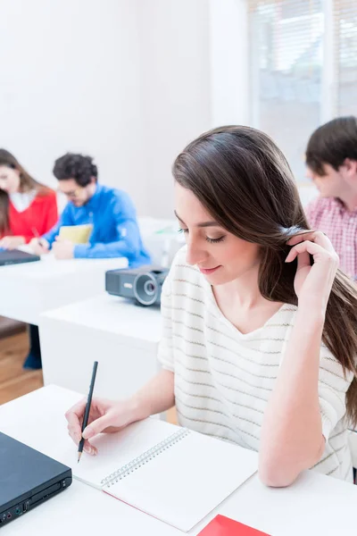 Teste de escrita de estudante na sala de seminários — Fotografia de Stock