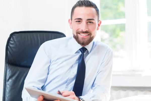 Homme au bureau avec tablette — Photo