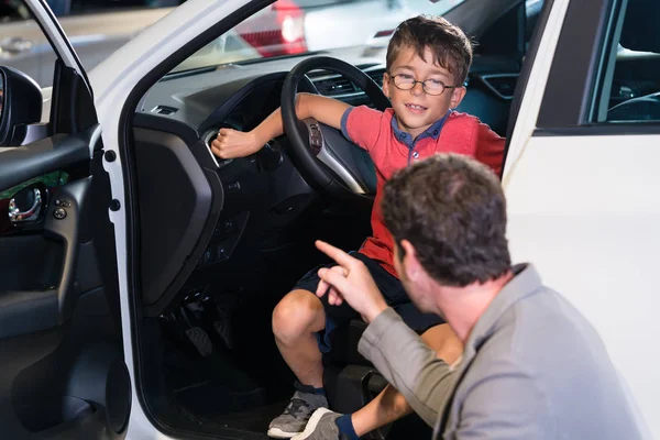 Pai e filho comprando carro — Fotografia de Stock