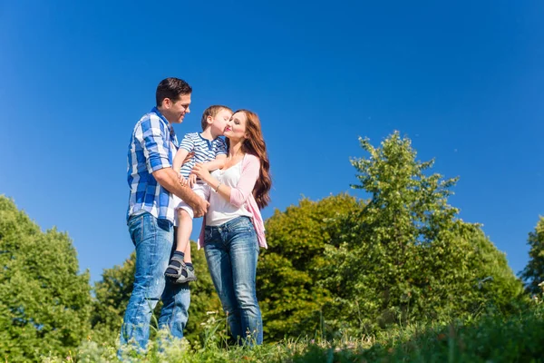 Famiglia che trasporta bambino — Foto Stock