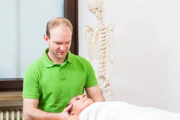 Fisioterapeuta massageando rosto de mulheres — Fotografia de Stock