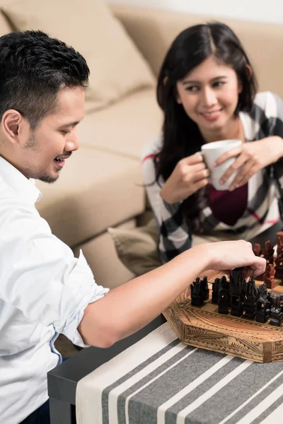 Paar spielt Schach — Stockfoto