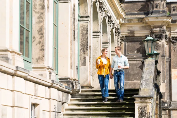 Туристическая пара Дрездена — стоковое фото