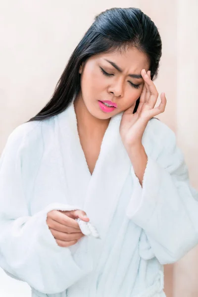 Asiatisk kvinna tar smärtstillande medel mot huvudvärk — Stockfoto