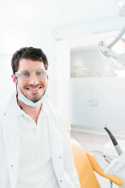 Tandarts in tandheelkundige kantoor — Stockfoto
