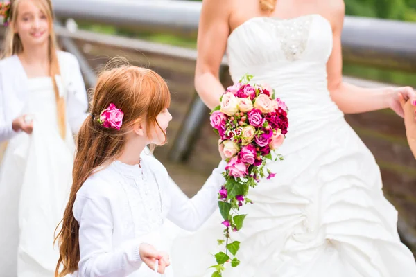 Sposa in abito da sposa con damigelle sul ponte — Foto Stock