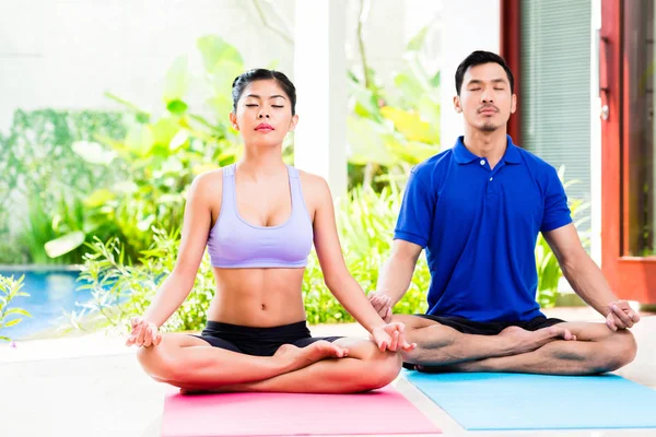 Aziatische yoga paar in het bemiddelen van lotus-stoel — Stockfoto