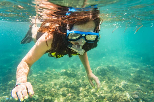 熱帯の海の床わたって女性シュノーケ リング — ストック写真
