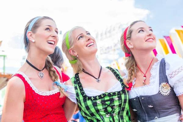 Venner som besøker Bayerns folkefest har det gøy – stockfoto