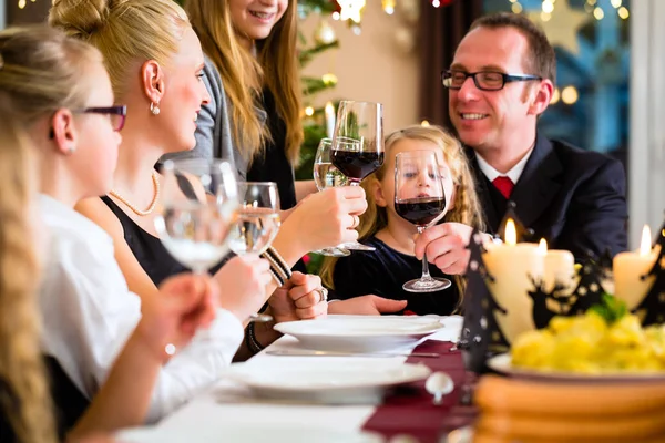 Aile Noel yemeğini kutluyor. — Stok fotoğraf