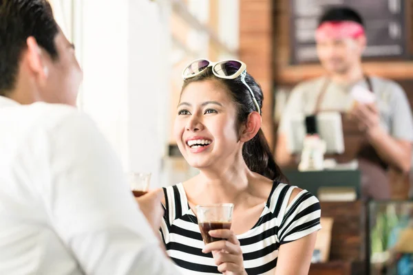 Pareja asiática en la cafetería coqueteando mientras bebe café — Foto de Stock