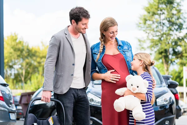 Familia con hija comprar coche — Foto de Stock