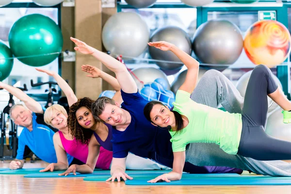 Gymnastic group in gym exercising and training — Stock Photo, Image