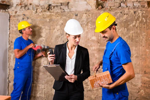 Trabajadores y gerente hablando — Foto de Stock