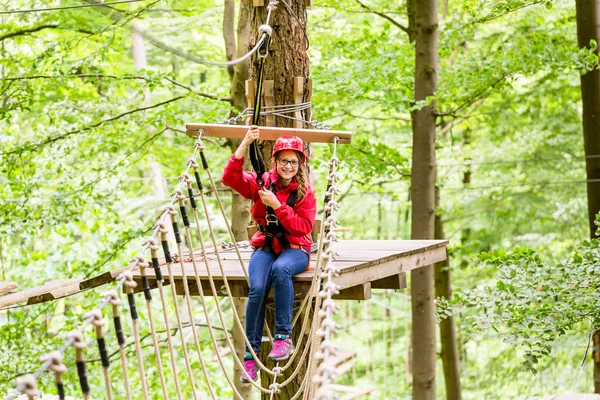 Kind bereiken platform klimmen in de hoge touw — Stockfoto