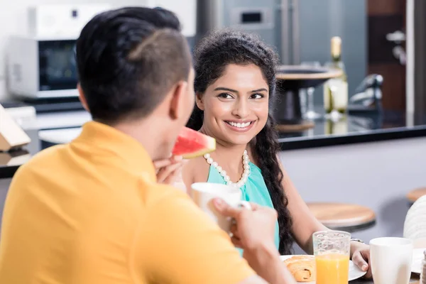커플, 인도 여자와 남자, 아침 식사 — 스톡 사진