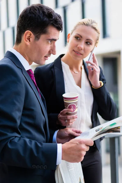 Hombre y mujer de negocios con papel y teléfono —  Fotos de Stock