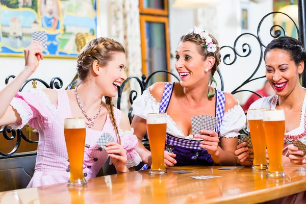 Frauen in bayerischer Kneipe spielen Karten — Stockfoto