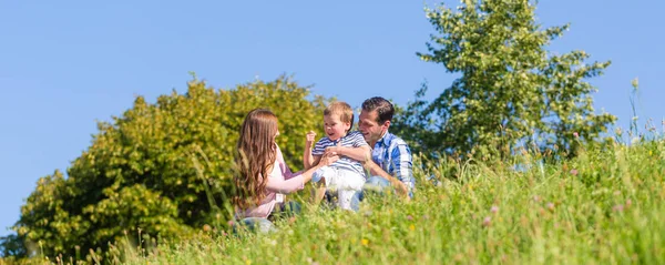 Famiglia in erba sul prato — Foto Stock