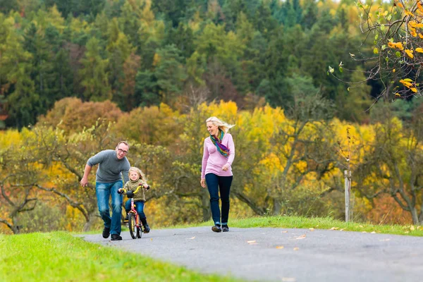 Meisje leren fietsen in park — Stockfoto